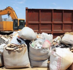 worki big bag i kontener na odpady na placu budowy