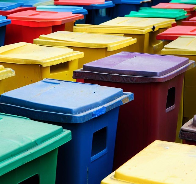 kolorowe kontenery do segregacji odpadów