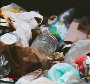 zmieszane odpady w koszu na śmieci